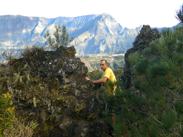 Un point de vue entre deux éperons rocheux friables