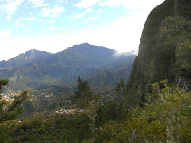 Le Bonnet de Prêtre et le Piton des Neiges au loin
