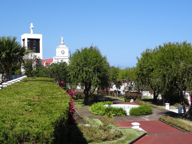 L'église, son clocher et le parc qui l'entoure