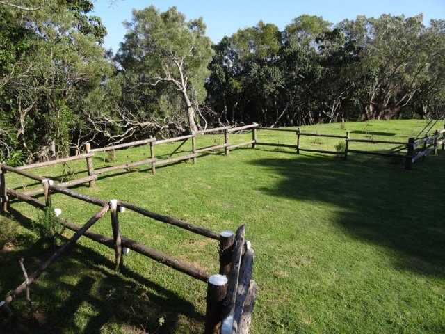 Vastes zones de stationnement verdoyantes