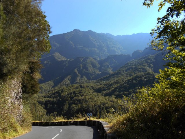 Vue sur le Piton des Neiges depuis la route de Bras Sec