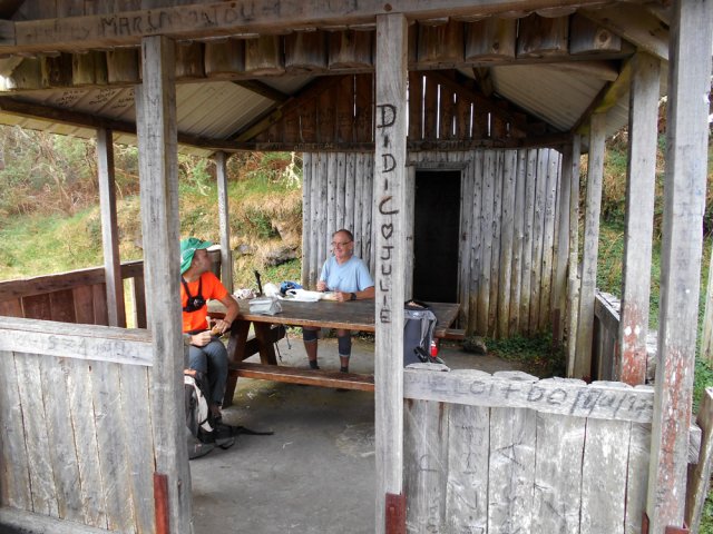 Halte casse croûte dans les "locaux" de Camp 2000