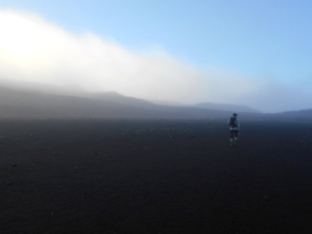 La brume cache le soleil se levant sur la Fournaise