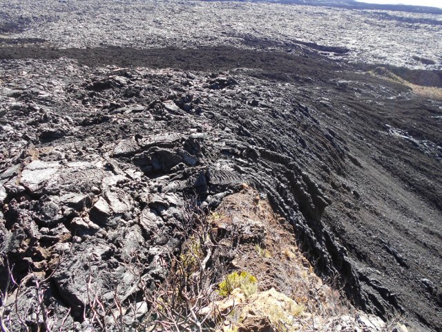 On distingue très bien le barrage créé par le rein du Piton de Bert