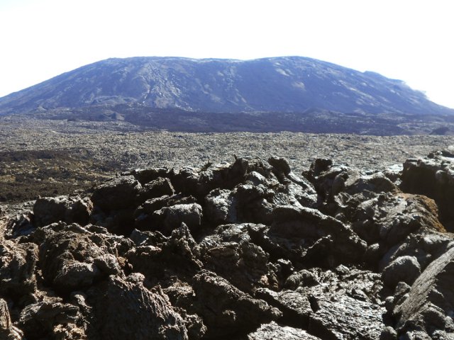 Quelques coulées diverses et le Piton de la Fournaise en arrière plan