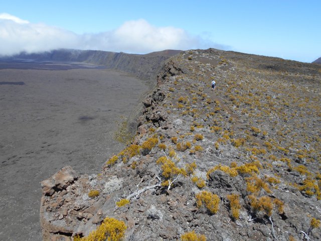 Une bonne idée de la balade en bordure de caldeira