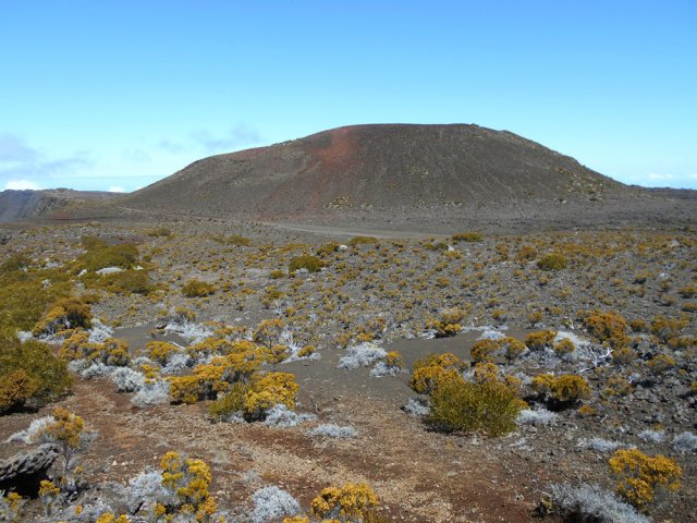 La jonction avec la piste ou le GRR2 s'effectue en hors sentier