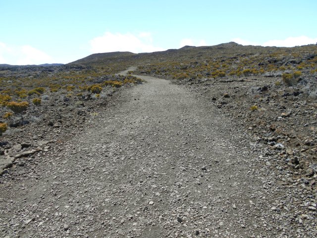 La piste, récemment refaite, gâche un peu le paysage