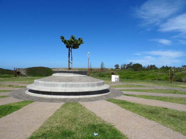 Ce monument abrite un raisinier qui le disloquera peut-être dans quelques années