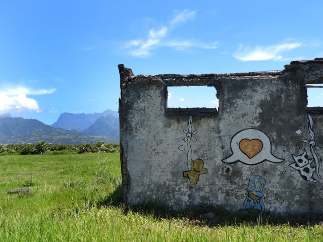 Demi-tour à la ruine décorée de gouzous
