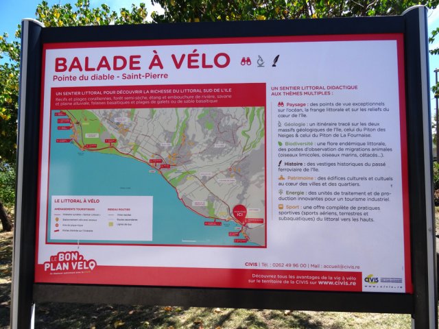 Quelques pancartes encouragent les cyclistes à partir le long de la côte