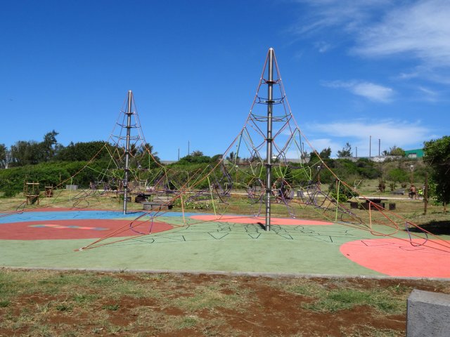 Une aire de jeux pour les enfants acrobates
