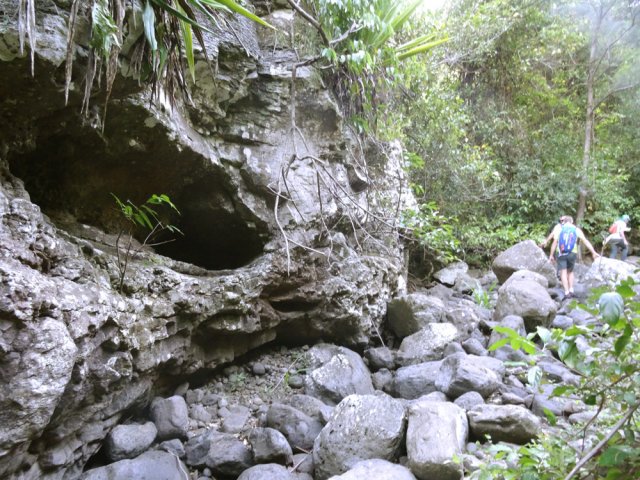 Coulées basaltiques avec grottes ou fins de tunnels