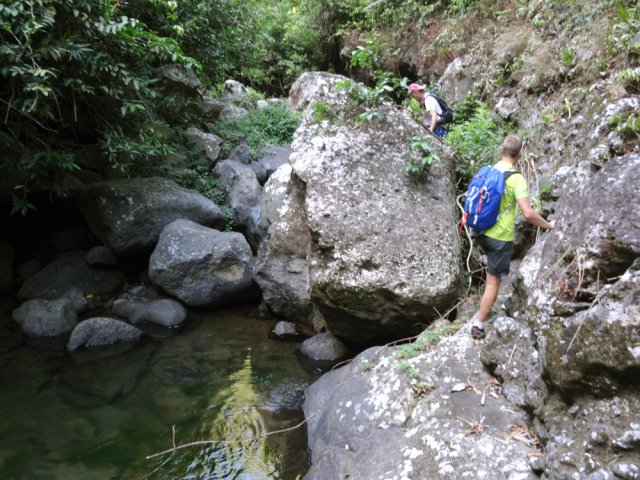 Contournement d'un bassin par les roches sur la berge