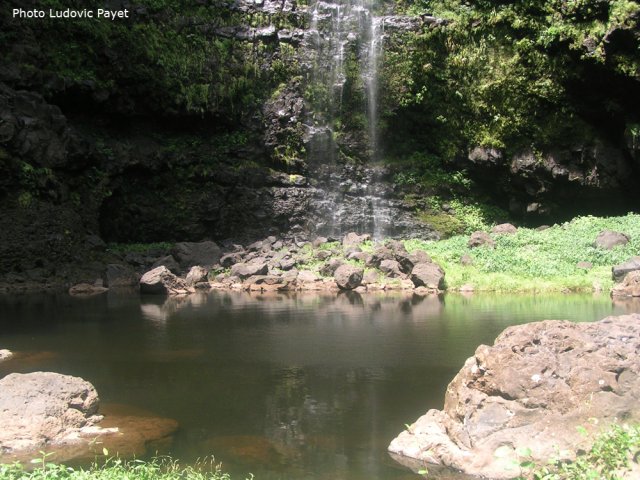 Le bassin et d'inquiétants éboulis sous la fine chute