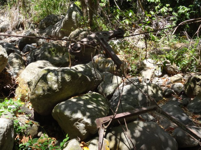Vestiges d'un système de transport par câble au-dessus de la ravine