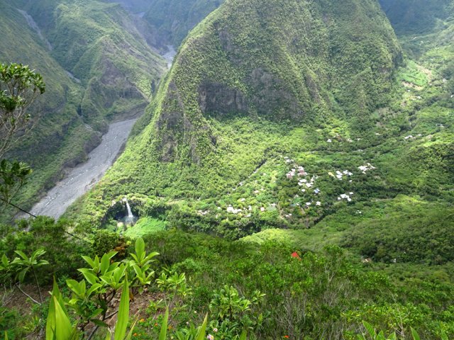 Nombreuses occasions d'apercevoir Grand Bassin et la cascade