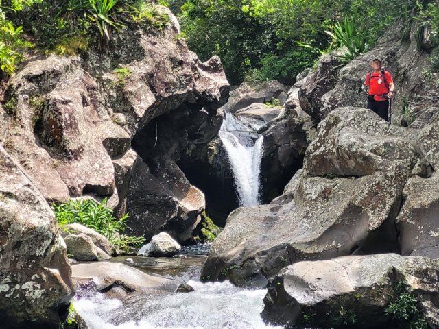 Arrivée à la cascade après avoir emprunté le petit sentier en rive gauche