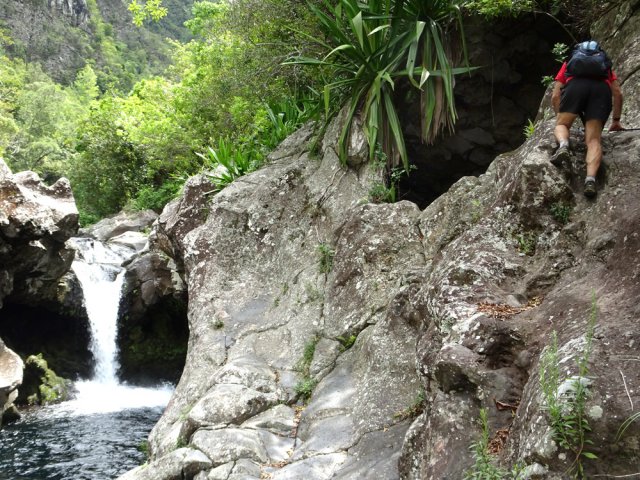 Attention à la glissade pour rejoindre la grotte