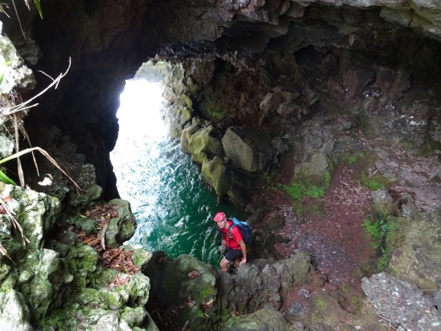 La grotte profonde et l'arche rocheuse donnant sur le bassin