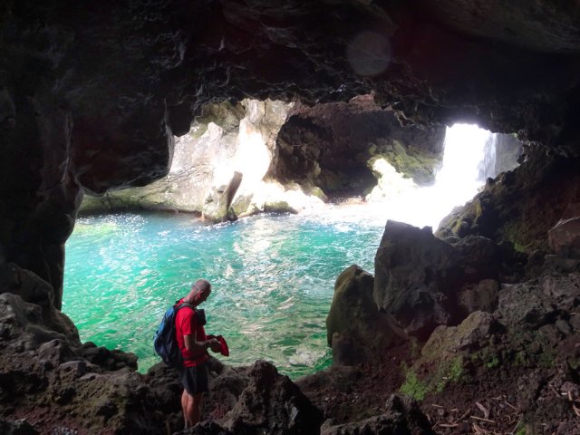 La cascade se jette dans un bassin profond où il est dangereux de se baigner