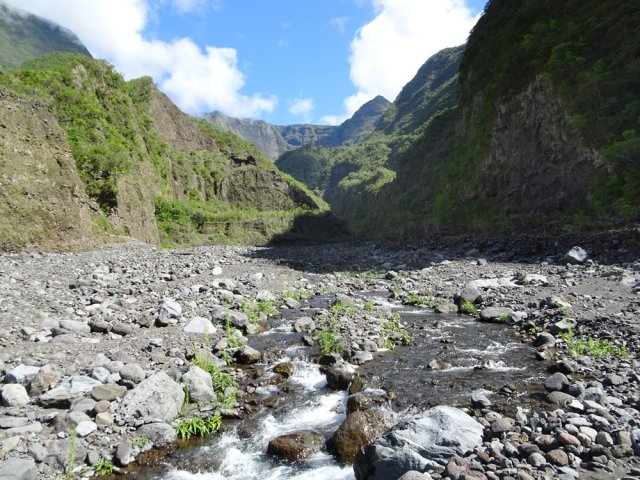 Balade facile dans la très large vallée malgré les innombrables galets