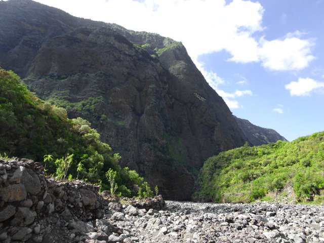Prendre la direction du Bras de La Plaine au pied du rempart