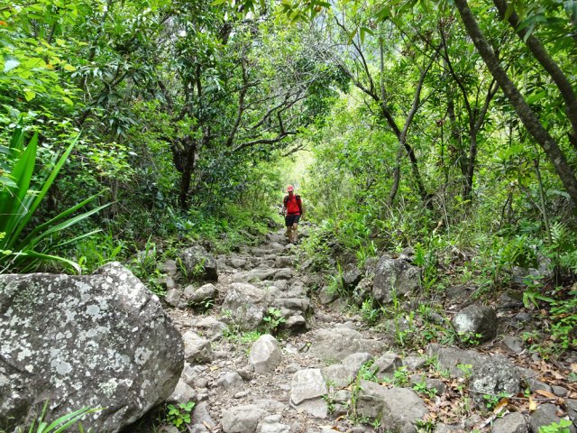 La fin de la descente est toujours aussi caillouteuse
