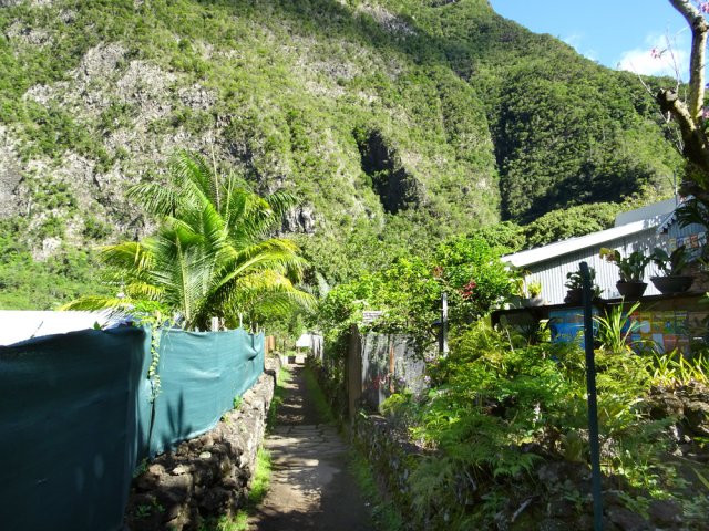 Une des rues du village entre gîtes et jardins fleuris