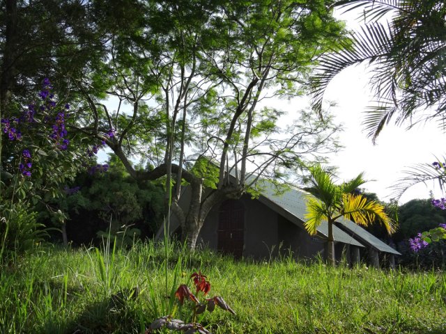 On passe au plus près de la chapelle, en face des écuries