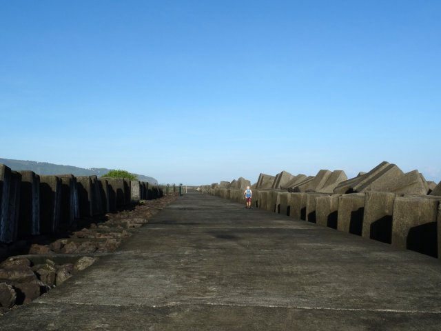 Un kilomètre de pur béton et pierres empilées