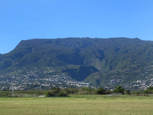 La cassure créée par la ravine et la cascade du Chaudron