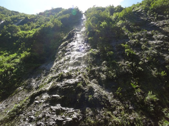 Des pisse en l'air tombent ça et là des hautes falaises verticales