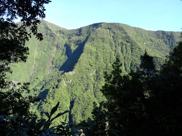 Le Cap Picard, vers le Petit Plate, de l'autre côté de la vallée de la Rivière du Mât