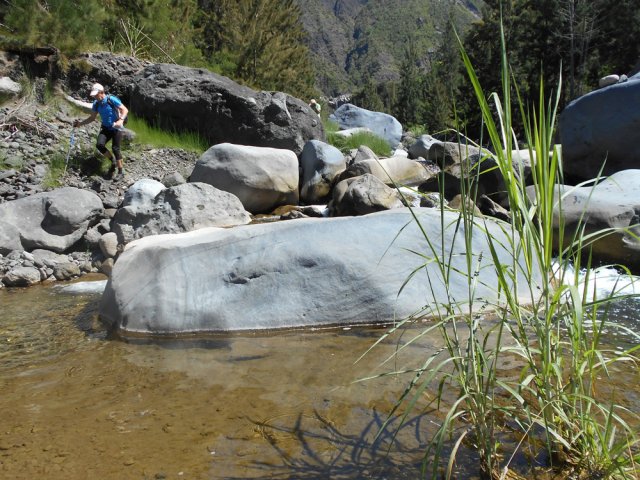 La majeure partie de la descente s'effectue sur les berges ...