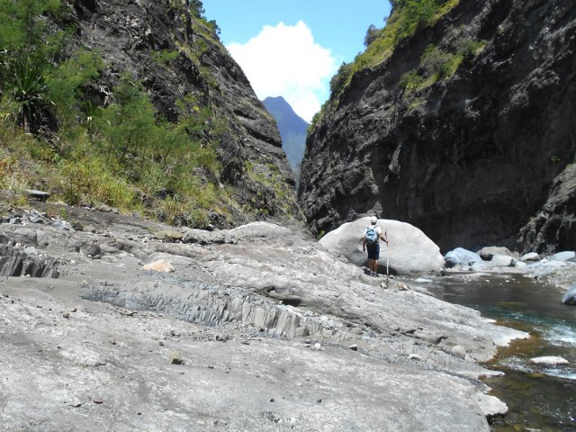 Premières vues sur le Dimitile en marchant sur de larges plaques basaltiques