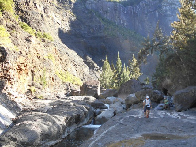 Début de l'interminable descente le long du Bras Rouge