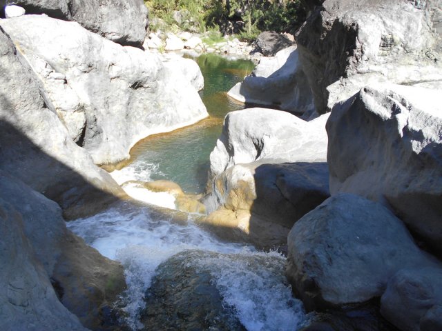 On longe de magnifiques endroits avec chutes et bassins