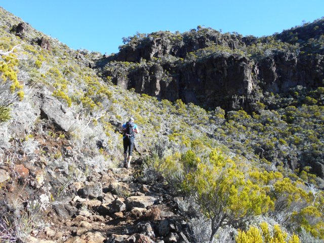 La dernière montée caillouteuse vers le Plateau des Basaltes