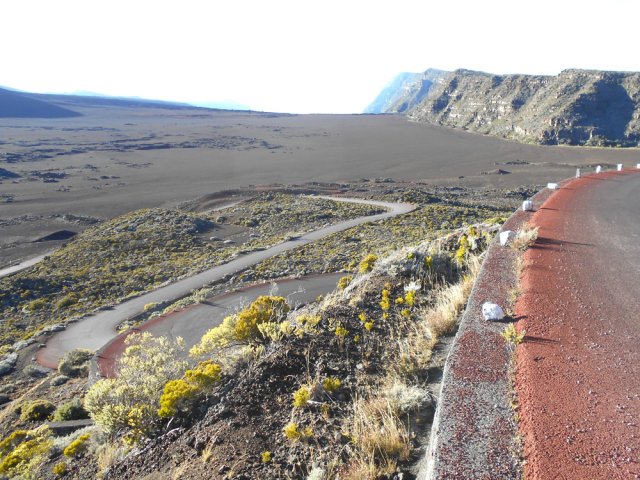 Pas de raccourcis entre les longs lacets de la route forestière