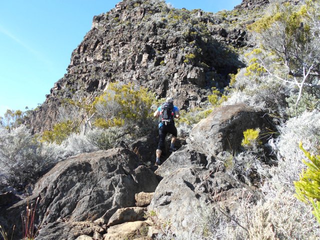 Petites montées en lacets raides et caillouteux