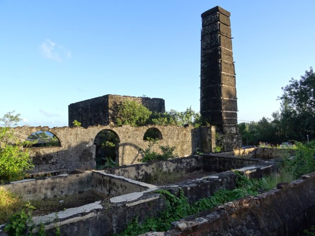 Passage obligé près de l'ancienne usine sucrière du Piton Babet