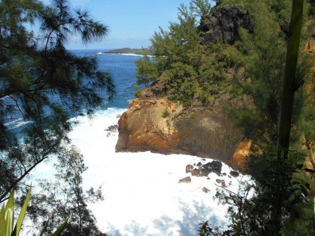 Le sentier frôle les terres ocres de Vincendo