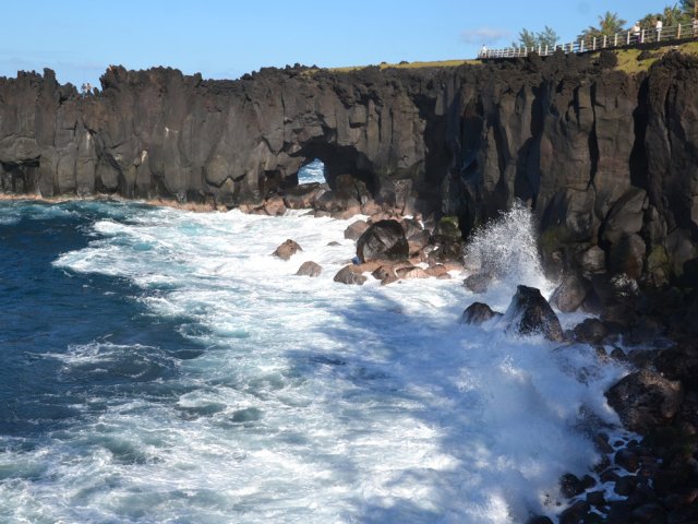 L'incontournable rocher percé de la pointe basaltique du Cap Méchant