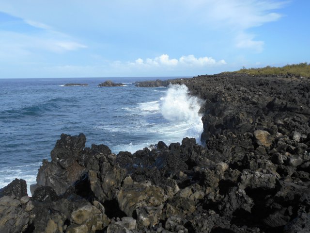 La mer se fracasse sur le basalte à l'approche de la Roche des Oiseaux