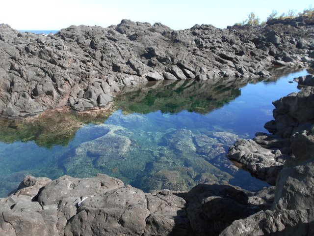 Un autre, plus fréquenté, entouré de roches sculptées par l'érosion