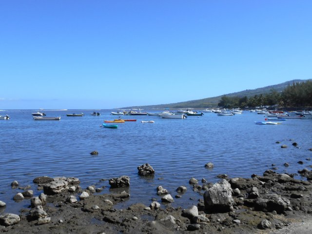 Bassin Pirogue qui abrite surtout des bâteaux à moteur
