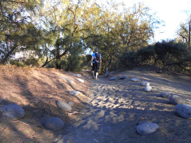 La moitié de la randonnée s'effectuera sur du sable bordé de galets