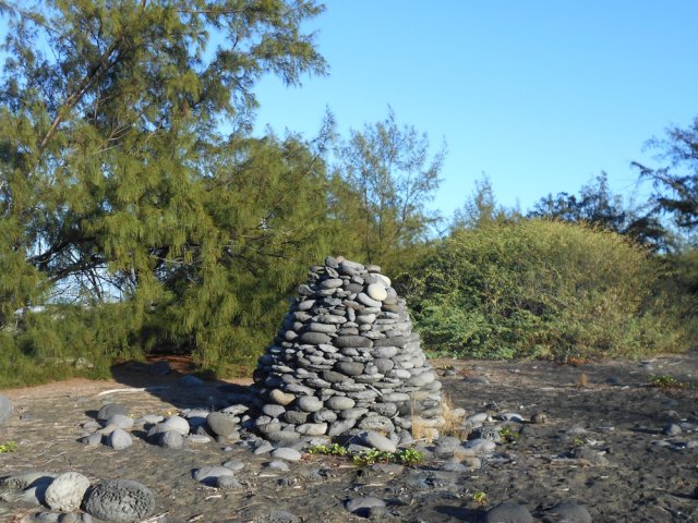 Un des nombreux grands cairns qui bordent le sentier