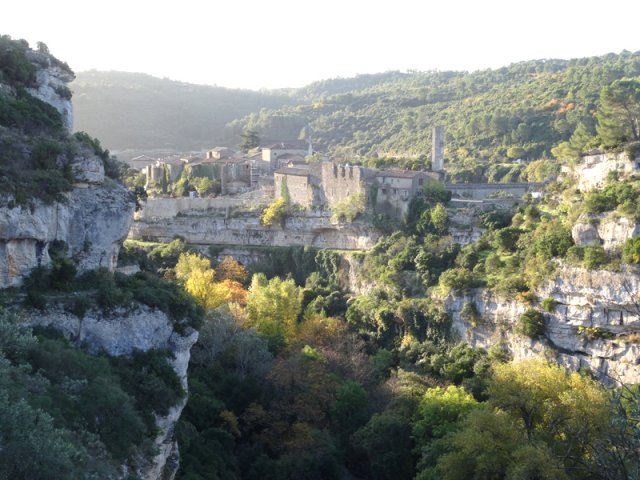 On distingue bien le sentier en milieu de falaise